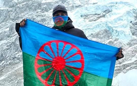 LA BANDIERA ROMANÌ ARRIVA PER LA PRIMA VOLTA SULL’EVEREST: UN GIORNO STORICO PER I ROM E SINTI DI TUTTO IL MONDO